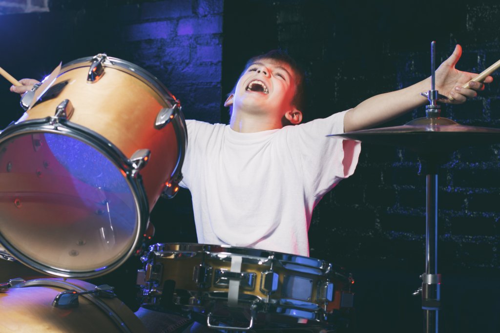 image-571404-Boy-playing-drums-000090547249_Medium.w640.jpg