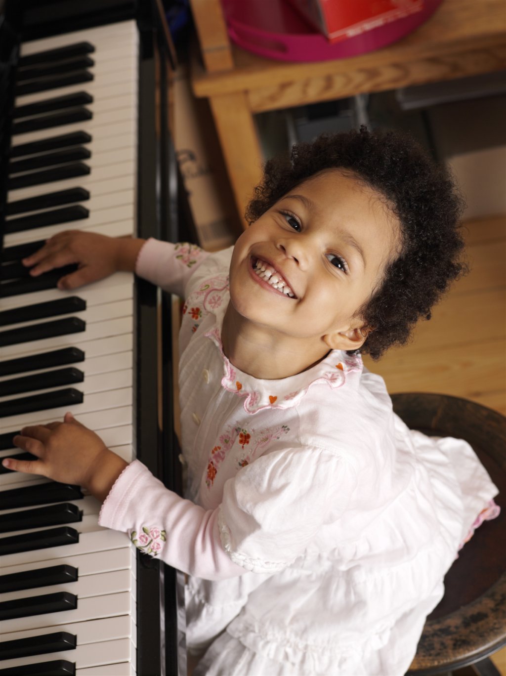 image-571405-Young-girl-playing-the-piano-000022338922_Medium.w640.jpg